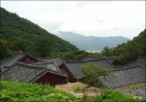 용문사 전경, 용문사는 호구산에 호젓하게 자리하고 있다 